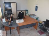 un bureau avec une chaise et un ordinateur dessus