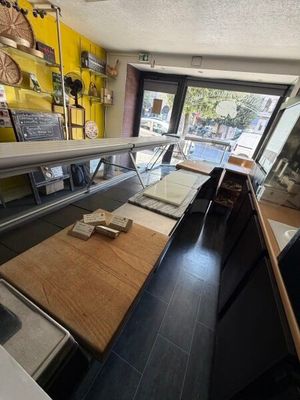 vue d'une cuisine avec un plan de travail et une fenêtre