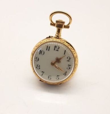 une montre de poche en or avec un cadran blanc sur une surface blanche