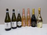 plusieurs bouteilles de vin sont alignées sur une table