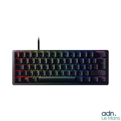 un clavier d'ordinateur posé sur une surface blanche