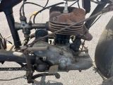 un gros plan sur le moteur d'une moto dans la rue