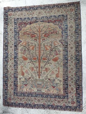 tapis accroché au mur, représentant un arbre de vie