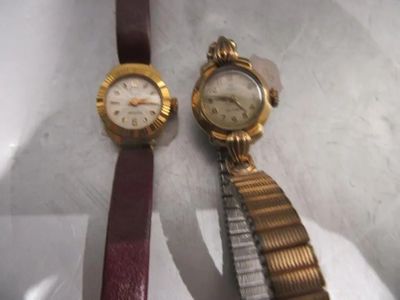 deux montres assises l'une à côté de l'autre sur une table