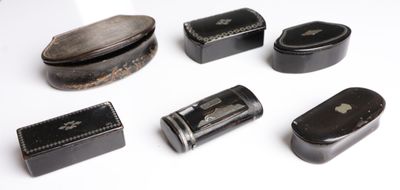 Ensemble de six tabatières en bois noirci à incrustation de …