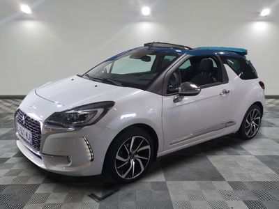 la petite voiture blanche est garée sur un carrelage à carreaux