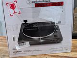 une boîte posée sur la table, avec un tourne-disque à l'intérieur