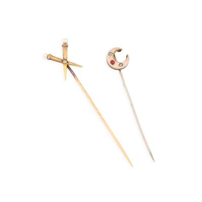 paire d'épingles à broche plaquées or et serties de rubis