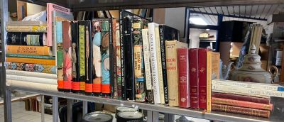 de nombreux livres sur l'étagère de la pièce