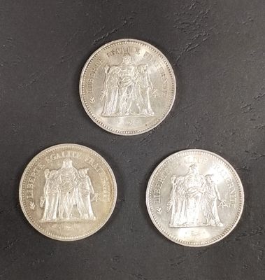 trois pièces d'argent, dont l'une est un souverain et l'autre est un souverain