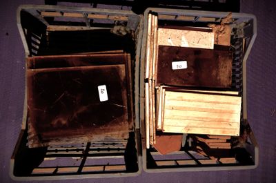deux valises ouvertes posées sur une table