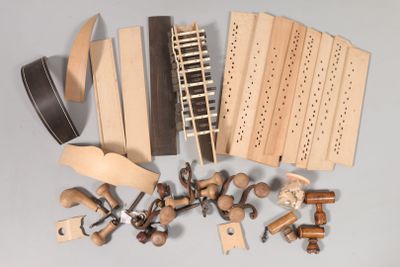 tout un tas d'outils de menuiserie posés sur la table