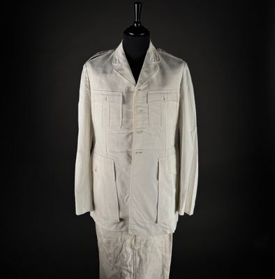 une photo d'un costume blanc sur un présentoir à mannequin