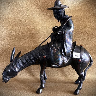statue of a man riding a horse with a hat on his head