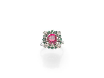 une bague à grappes composée d'une tourmaline rose et de diamants