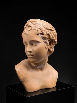 "Buste d'Eros" en plâtre patiné, éclats, 37 x 27 x 18 cm