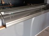 un plan de travail argenté avec un comptoir en métal en arrière-plan