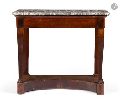 une vieille table en bois avec un plateau en marbre sur fond blanc