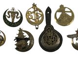 de nombreux types de badges différents sur fond blanc
