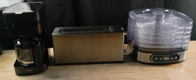 une cafetière et un grille-pain posés sur une table