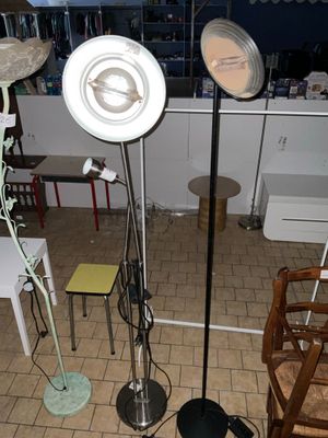 trois lampes posées sur un pied dans une pièce