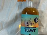 une bouteille de rhum posée sur une table, avec une étiquette indiquant le prix