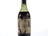une bouteille de vin posée sur une table