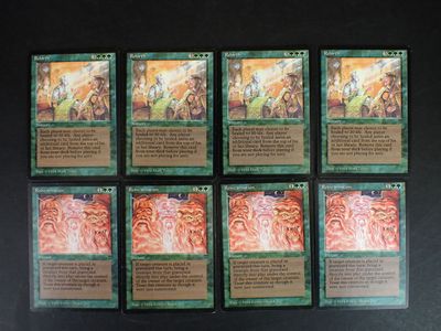 Les quatre jeux de cartes sont disposés sur une surface noire