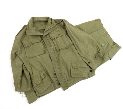 une veste et un pantalon verts sur fond blanc