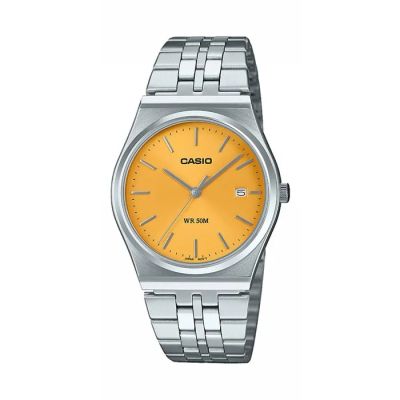 gros plan d'une montre sur fond blanc