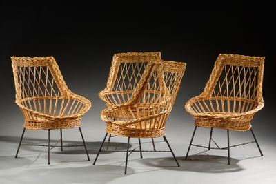 trois chaises en osier posées sur un sol blanc