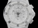 un gros plan d'une montre sertie de diamants sur fond noir