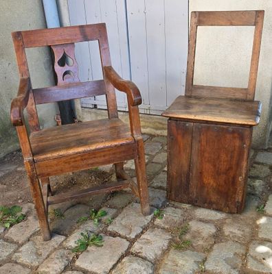 deux chaises en bois placées l'une à côté de l'autre sur un sol pavé