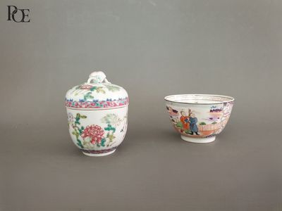 Petit pot couvert en porcelaine à décor polychrome de fleurs…