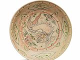 un bol orné d'un dragon sur un fond blanc