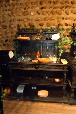 1 desserte, noire en chêne, 2 corps façon Henri II, sculptée…