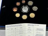 une boîte contenant des pièces et une carte, posée sur une table