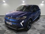 un 4x4 bleu garé dans un garage au sol en damier