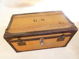 an old trunk sitting on a table with a key in it