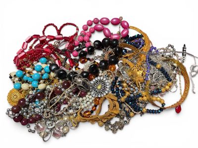 une pile de bijoux assortis sur une surface blanche