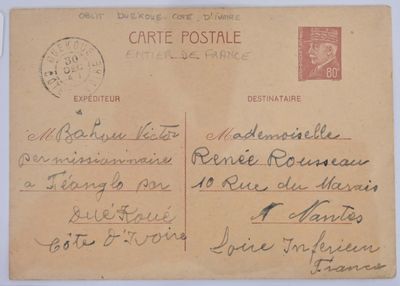 une vieille carte postale sur laquelle figure la photo d'une femme