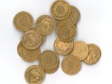 une pile de pièces d'or sur une surface blanche