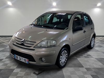 la photo d'une petite voiture garée dans un garage