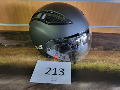 un casque portant un numéro, posé par terre