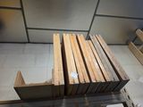 de nombreuses planches de bois empilées les unes sur les autres