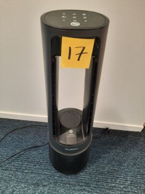 une enceinte noire sur laquelle est collé un autocollant jaune