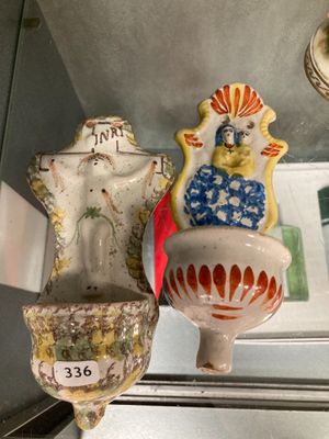 une étagère en verre sur laquelle sont posés quelques vases