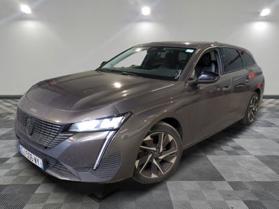 la voiture grise est garée sur un sol en damier dans le garage