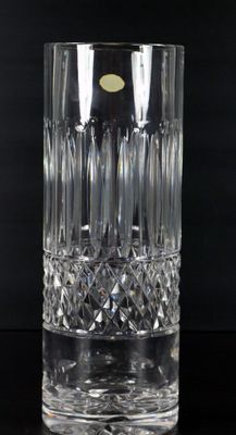 un verre transparent orné d'un point jaune