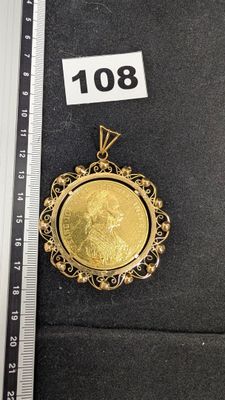 une pièce d'or tenue par un souverain